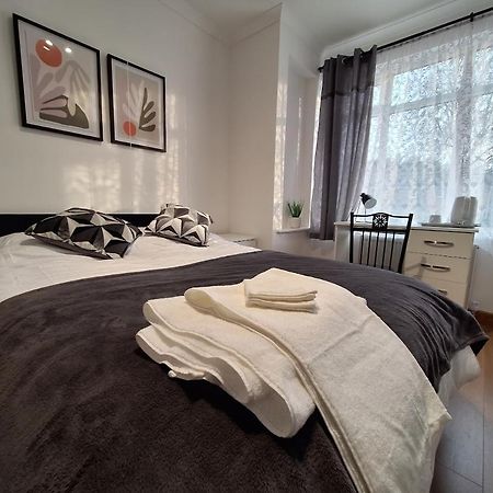 Uplands Grove Bungalow Hotel Вулвергемптон Екстериор снимка