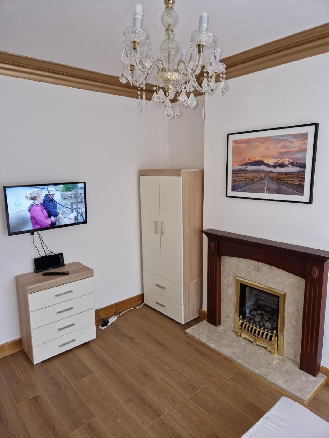 Uplands Grove Bungalow Hotel Вулвергемптон Екстериор снимка
