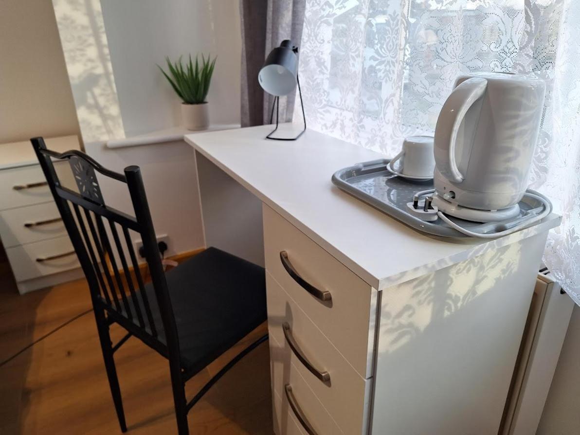Uplands Grove Bungalow Hotel Вулвергемптон Екстериор снимка