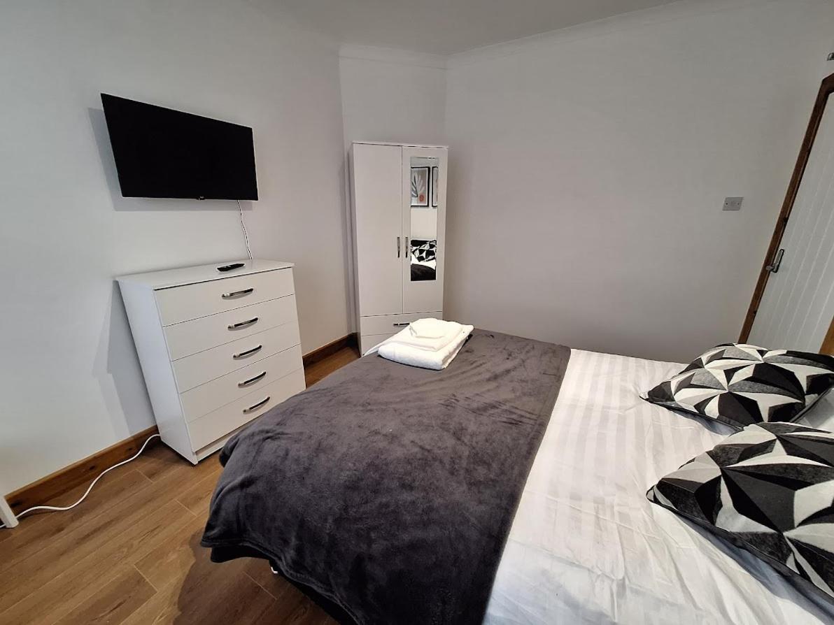 Uplands Grove Bungalow Hotel Вулвергемптон Екстериор снимка