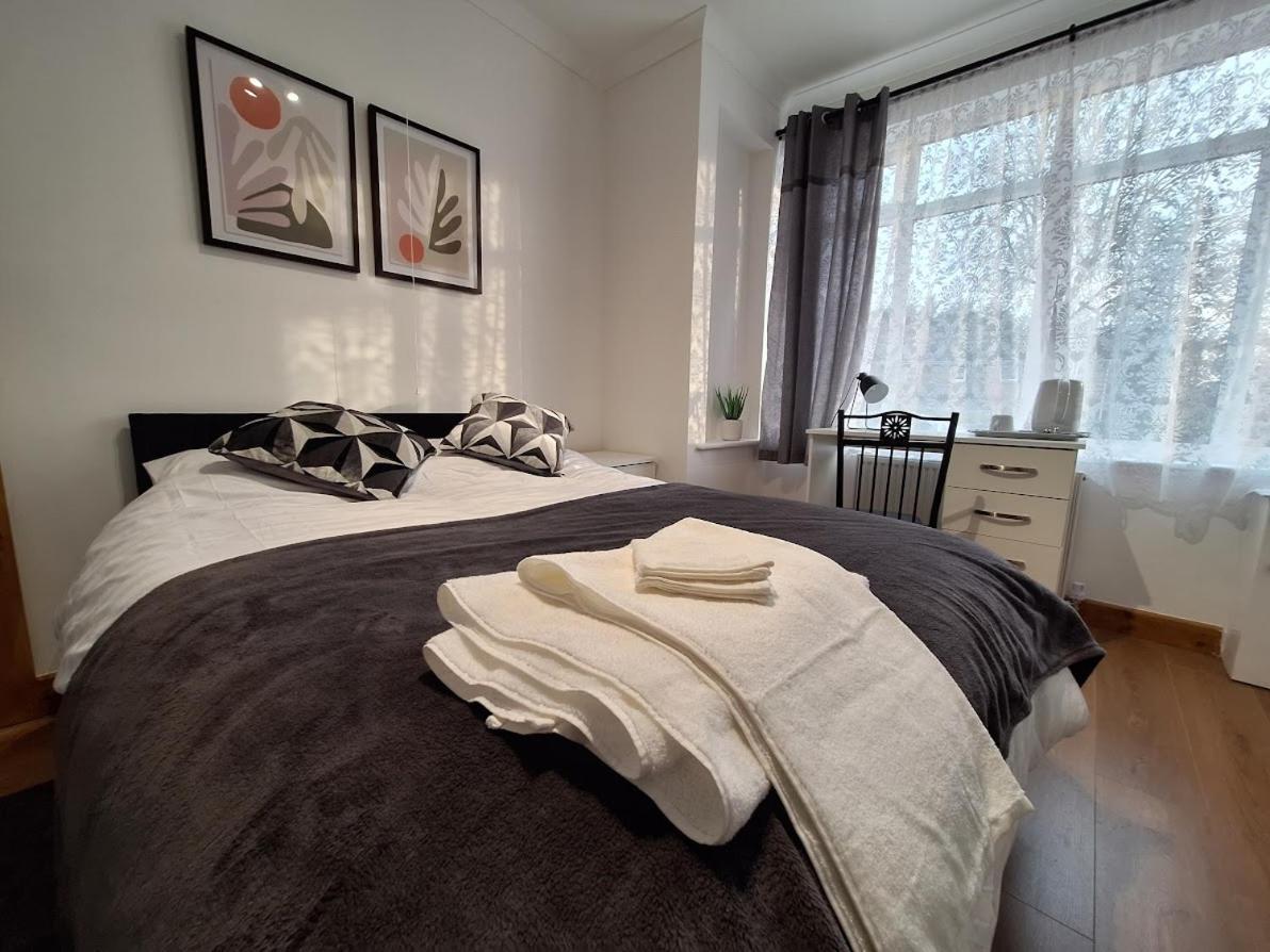 Uplands Grove Bungalow Hotel Вулвергемптон Екстериор снимка