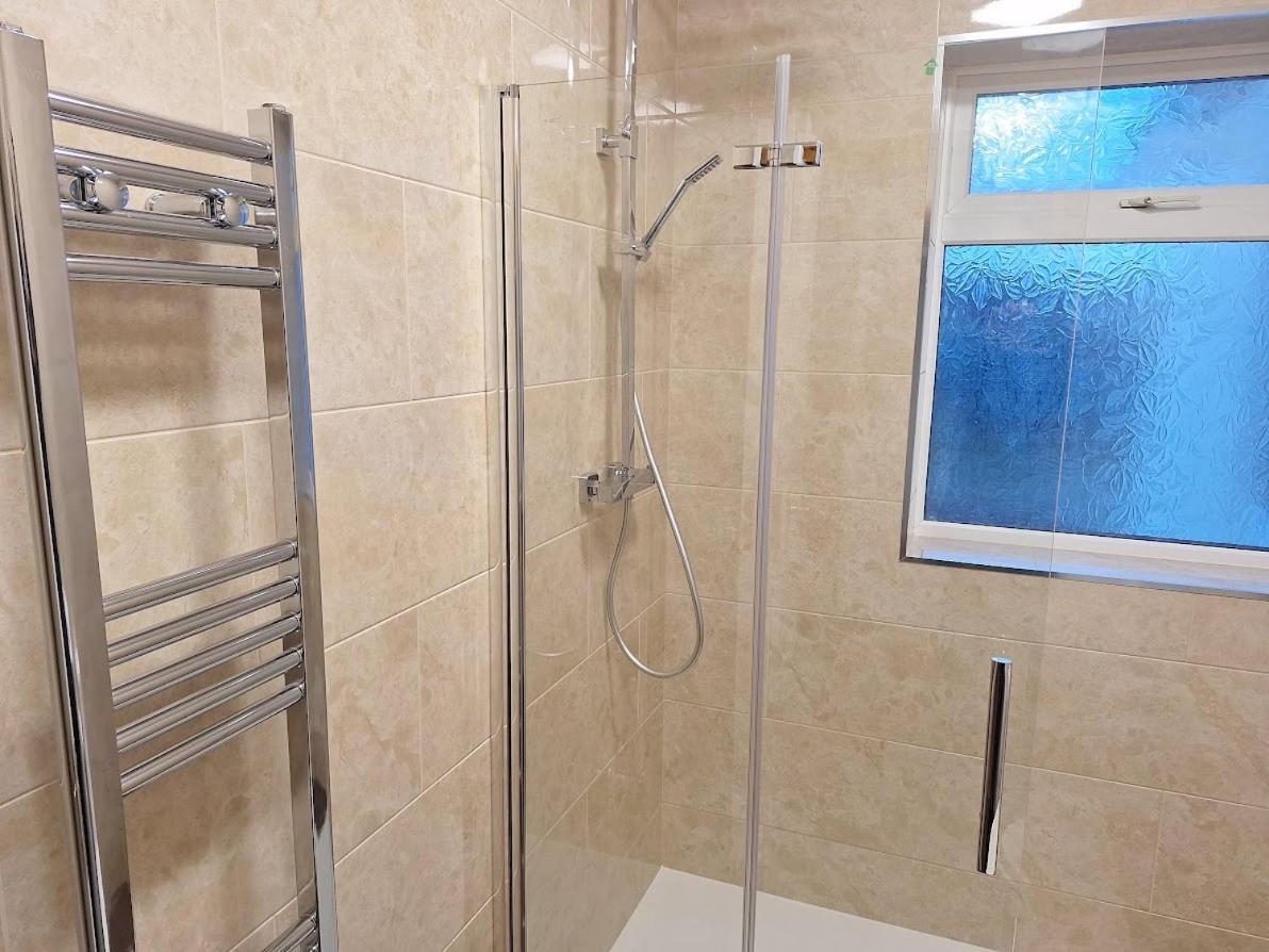 Uplands Grove Bungalow Hotel Вулвергемптон Екстериор снимка