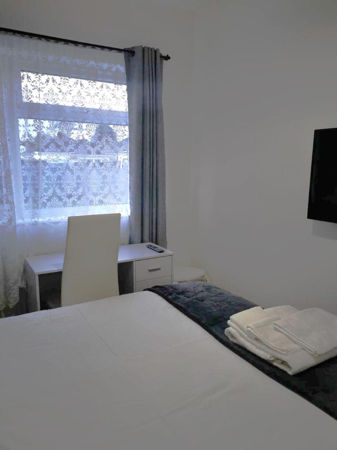 Uplands Grove Bungalow Hotel Вулвергемптон Екстериор снимка